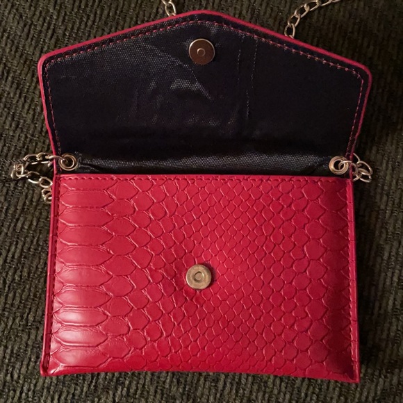 Red leather faux snakeskin clutch with goldchain - Picture 4 of 5